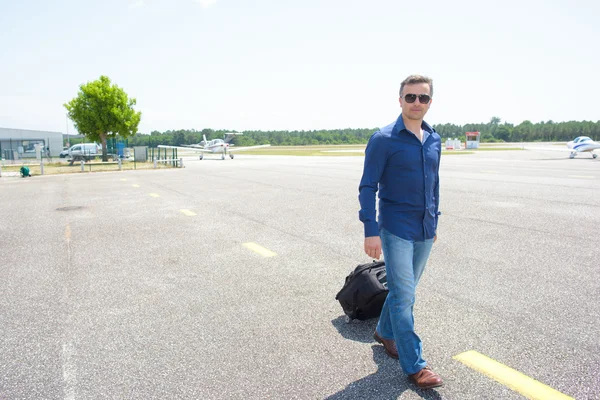 Homme avec valise à l'aéroport — Photo