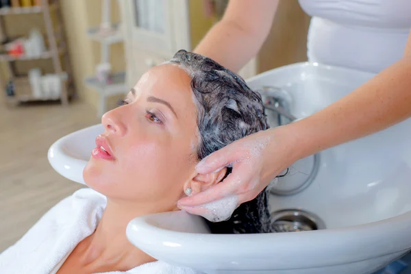 Saçlarını yıkayan bir kadın. — Stok fotoğraf
