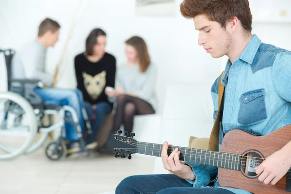 Teenage boy playing guitar — Stock Photo, Image