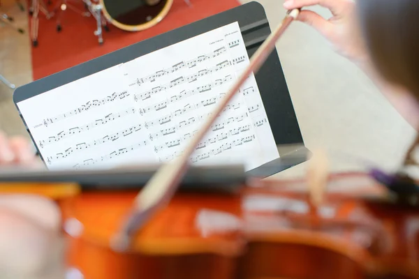 Урок скрипки и взрослый — стоковое фото