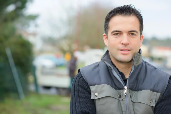 Builder stood in a garden — Stock Photo, Image