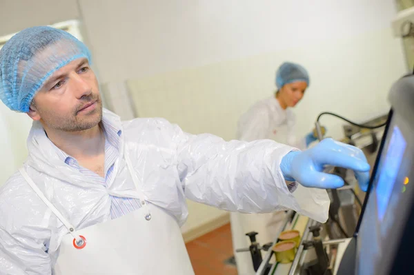 Processamento de alimentos e dois — Fotografia de Stock