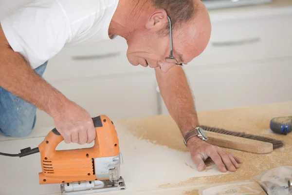 Man using a band saw — Stock Photo, Image