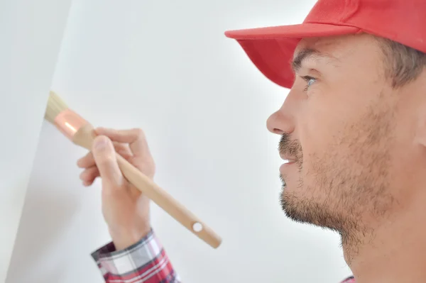 Dipingere un muro e un cappuccio — Foto Stock