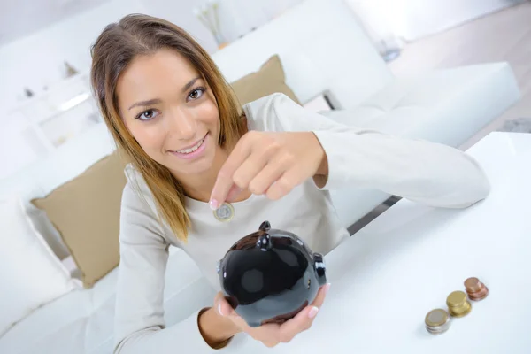 Mulher com um banco porquinho — Fotografia de Stock