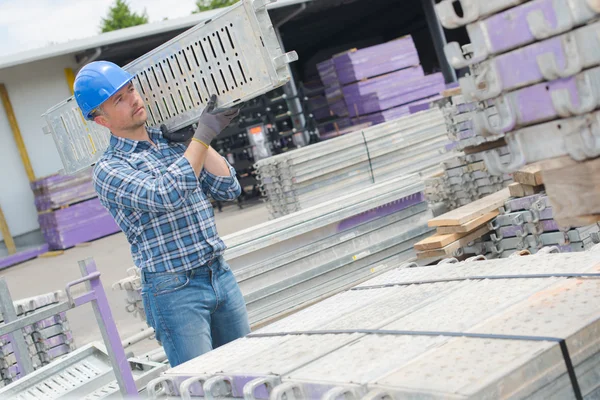 Trabajador que lleva carga y hombre — Foto de Stock