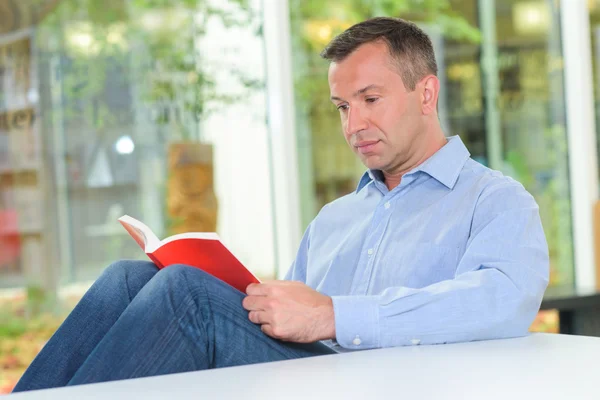 Man läser en bok — Stockfoto