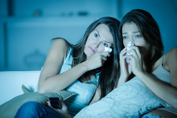 Donna che piange mentre guarda un film — Foto Stock