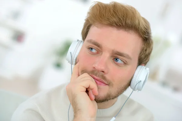 Man die naar muziek luistert — Stockfoto