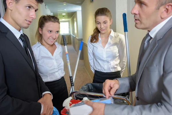 Hotel środków czyszczących i człowiek — Zdjęcie stockowe