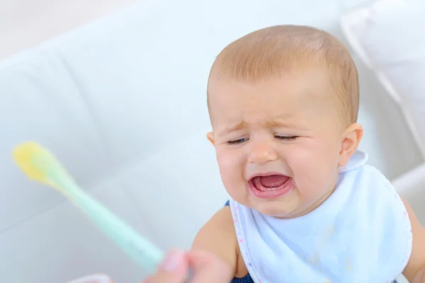 Pequeno bebê chorando durante o tempo de alimentação — Fotografia de Stock