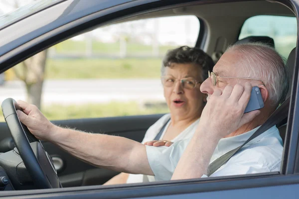 Usando celular durante a condução — Fotografia de Stock