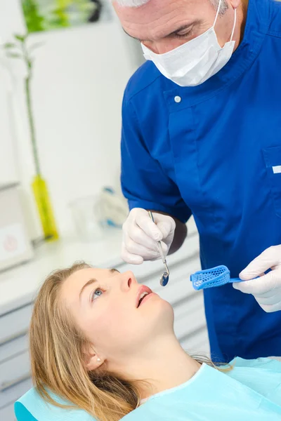 Mujer en una cita dental — Foto de Stock