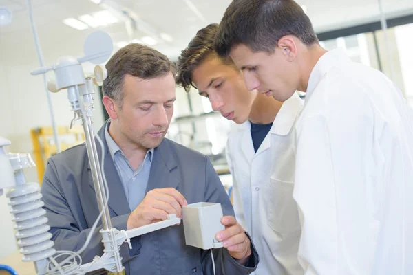 Men in the workshop — Stock Photo, Image