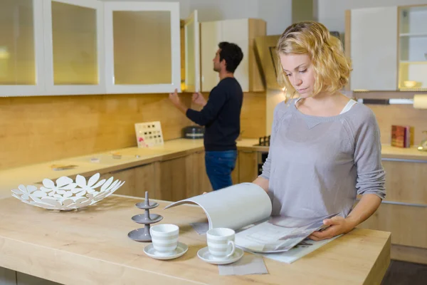 Paar kijken inbouwkeuken — Stockfoto