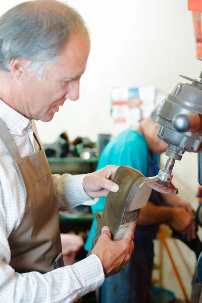 Schoenmaker aanpassen van een hiel — Stockfoto