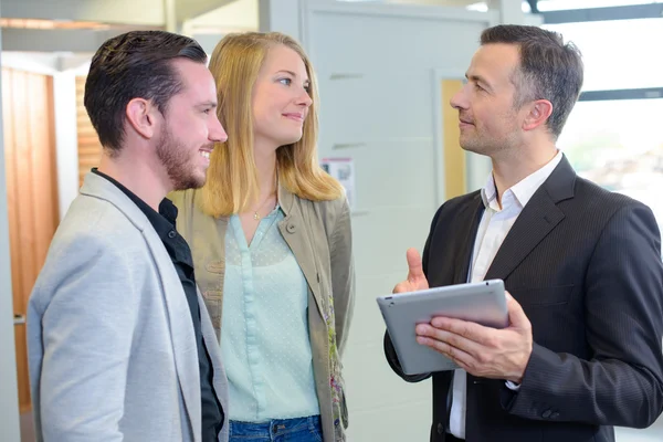 Echtpaar met verkoper houden van Tablet PC — Stockfoto