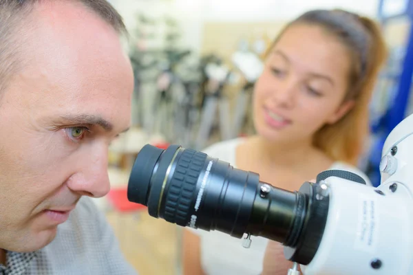 Telescopio e giovane bella — Foto Stock