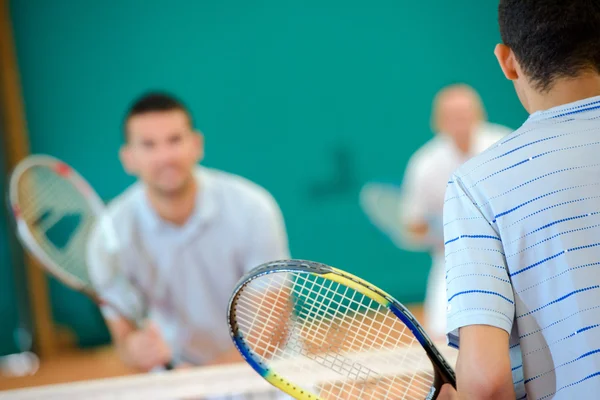 Теннисная практика и мужчина — стоковое фото