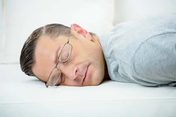 Man een beetje dutje doen op de Bank — Stockfoto