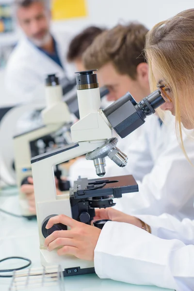 Laboratorio de investigación y mujer —  Fotos de Stock