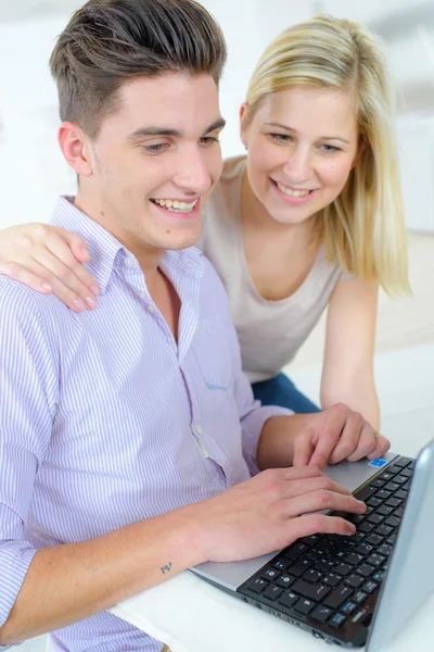 Casal usando laptop e casal — Fotografia de Stock