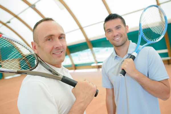 Two men with tennis rackets — Stock Photo, Image
