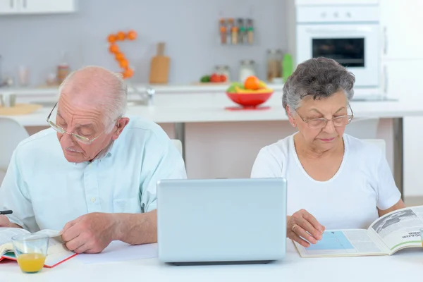 Bejaarde echtpaar uit elkaar en twee — Stockfoto