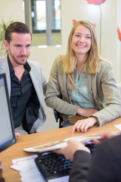 Paar im Büro — Stockfoto