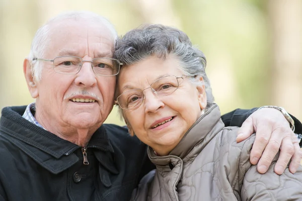 Nahaufnahme eines älteren Ehepaares beim Kuscheln — Stockfoto