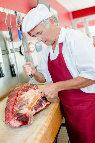 Açougueiro preparando um corte de carne — Fotografia de Stock
