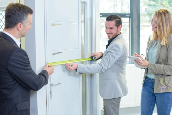 Hombre midiendo una puerta — Foto de Stock