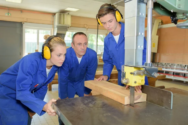 Mit Bandsäge und Mann — Stockfoto