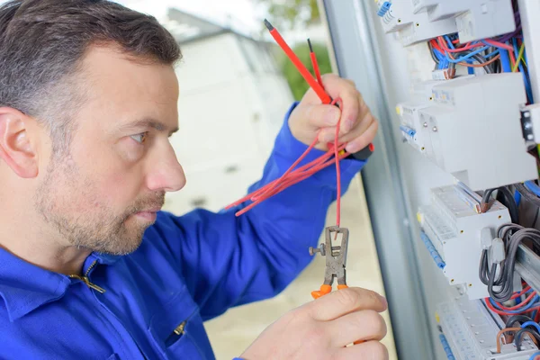 Bir fusebox üzerinde çalışıyor — Stok fotoğraf