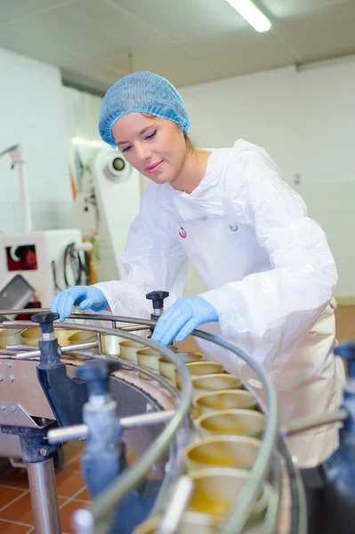 Woman checking the cans — Stock Photo, Image