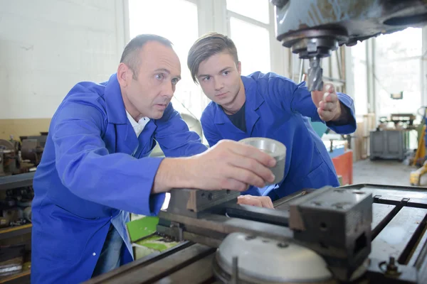 Stationäre Bohrmaschine und zwei — Stockfoto