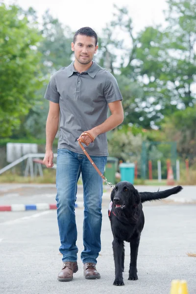 Hombre y perro y hombre — Foto de Stock