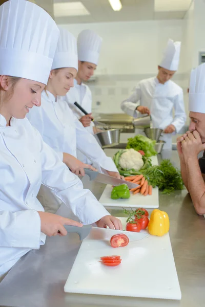 Studenten bei einem Kochkurs — Stockfoto