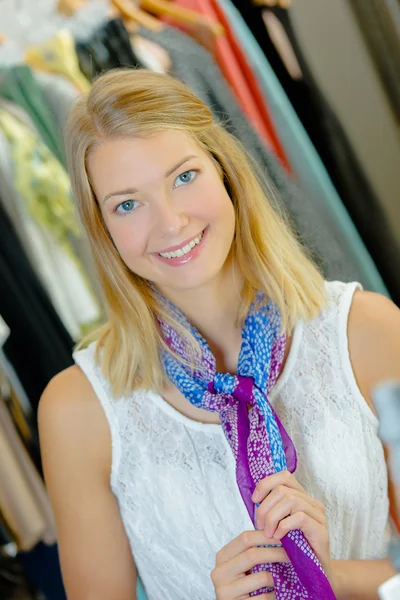 Vrouw winkelen voor een nieuwe sjaal — Stockfoto