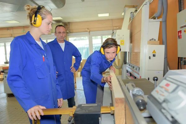 Schneidemaschine und Mensch — Stockfoto