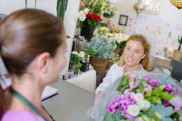 Lämnar en kund henne blommor — Stockfoto