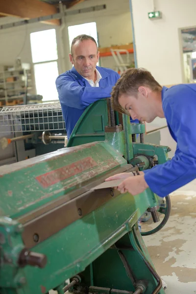 Training am Gerät, Supervisor beobachtet — Stockfoto