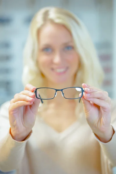 Женщина примеряет очки. — стоковое фото