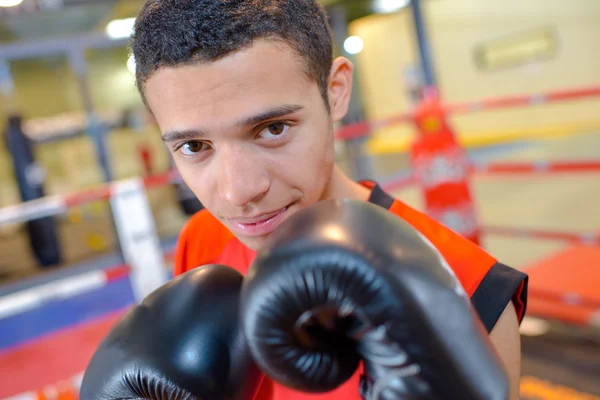 Retrato del joven boxeador masculino — Foto de Stock