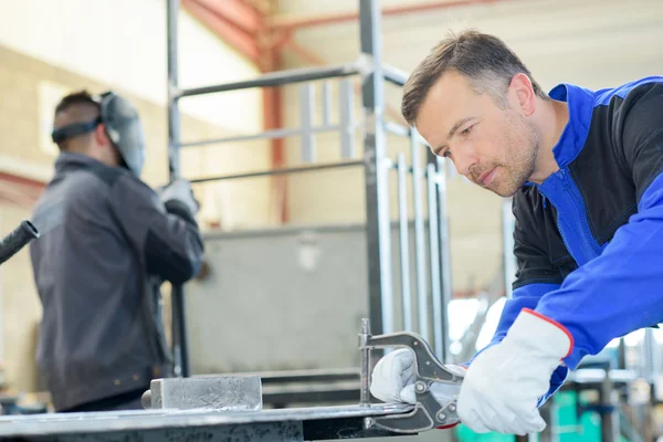 Workman använda mullvad grepp — Stockfoto