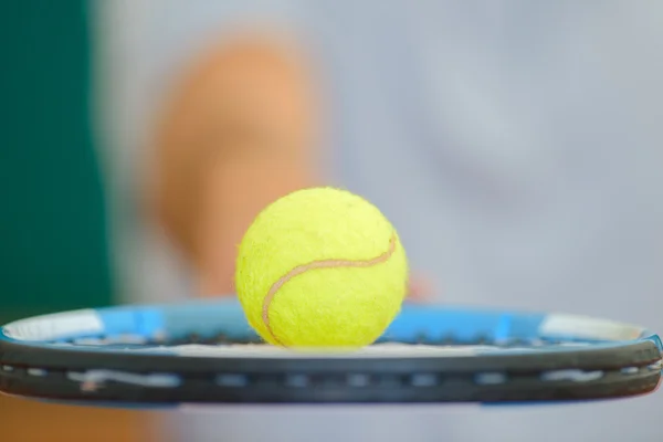 Raquette et balle de tennis — Photo