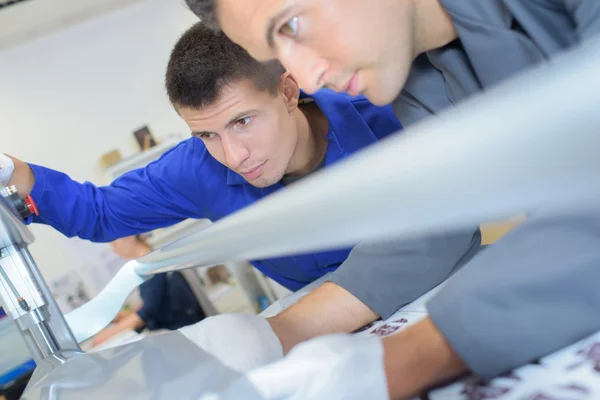 Zwei Männer arbeiten an Druckmaschine — Stockfoto