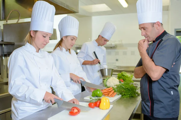 Chef observando a los estudiantes — Foto de Stock