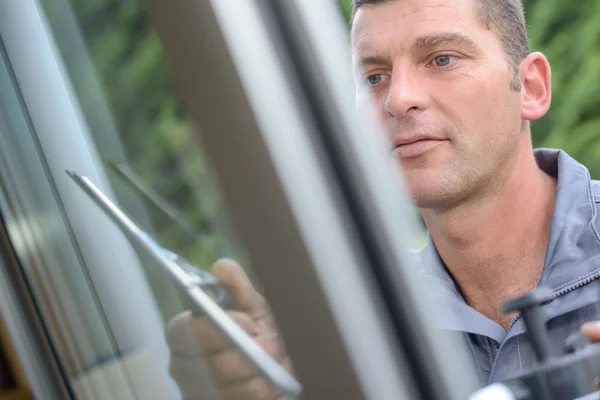 Man cleaning a window — Stock Photo, Image