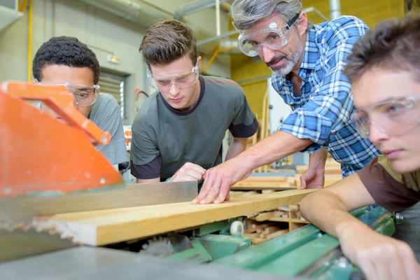 Elektronische Holzschneidemaschine — Stockfoto